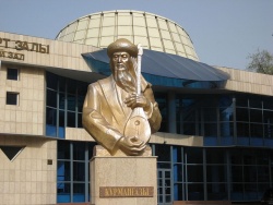 Kurmangazy Sagyrbayuly monument in Almaty.jpg