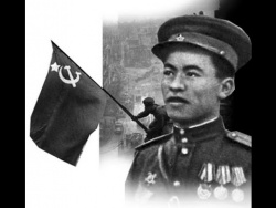 Кошкарбаев Рахимжан на фоне флага
